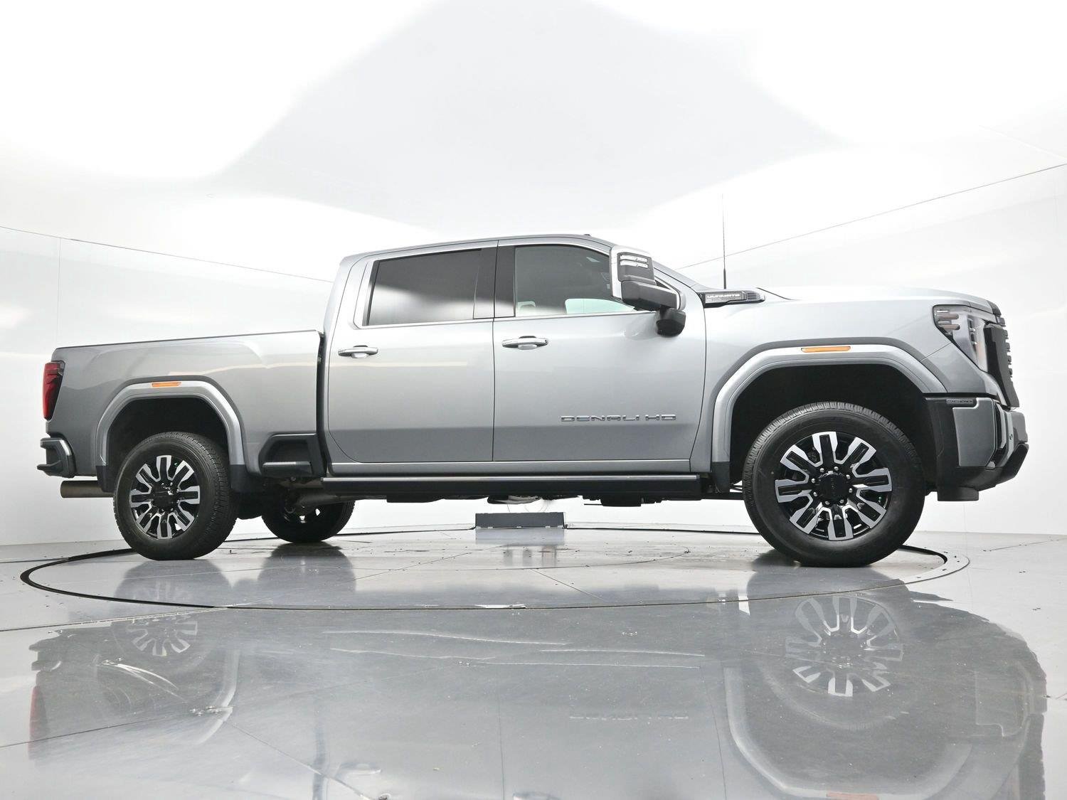 Used 2025 Sterling Metallic GMC Denali Ultimate image 44