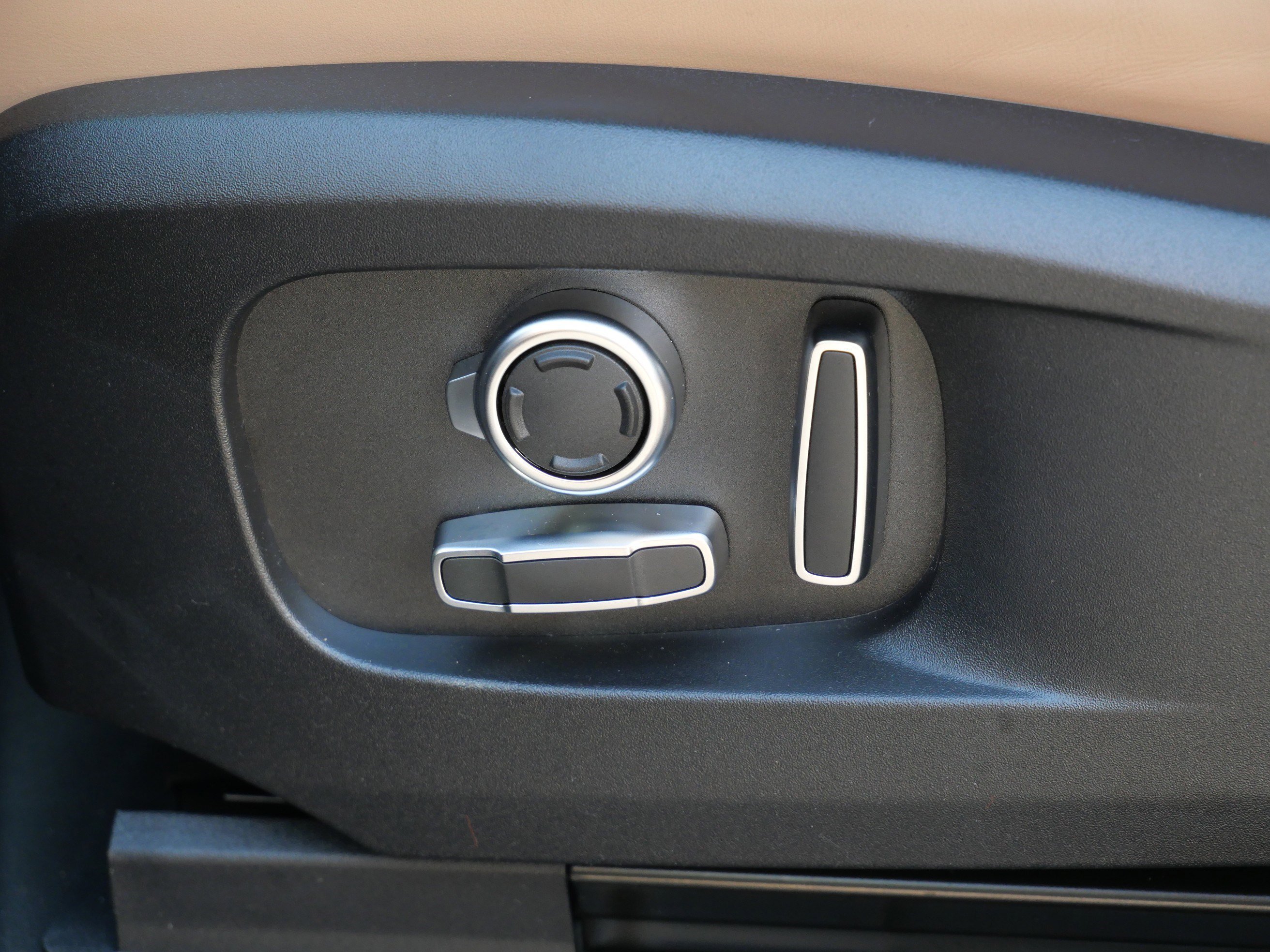 New 2026 Santorini Black LAND ROVER X-Dynamic SE image 5