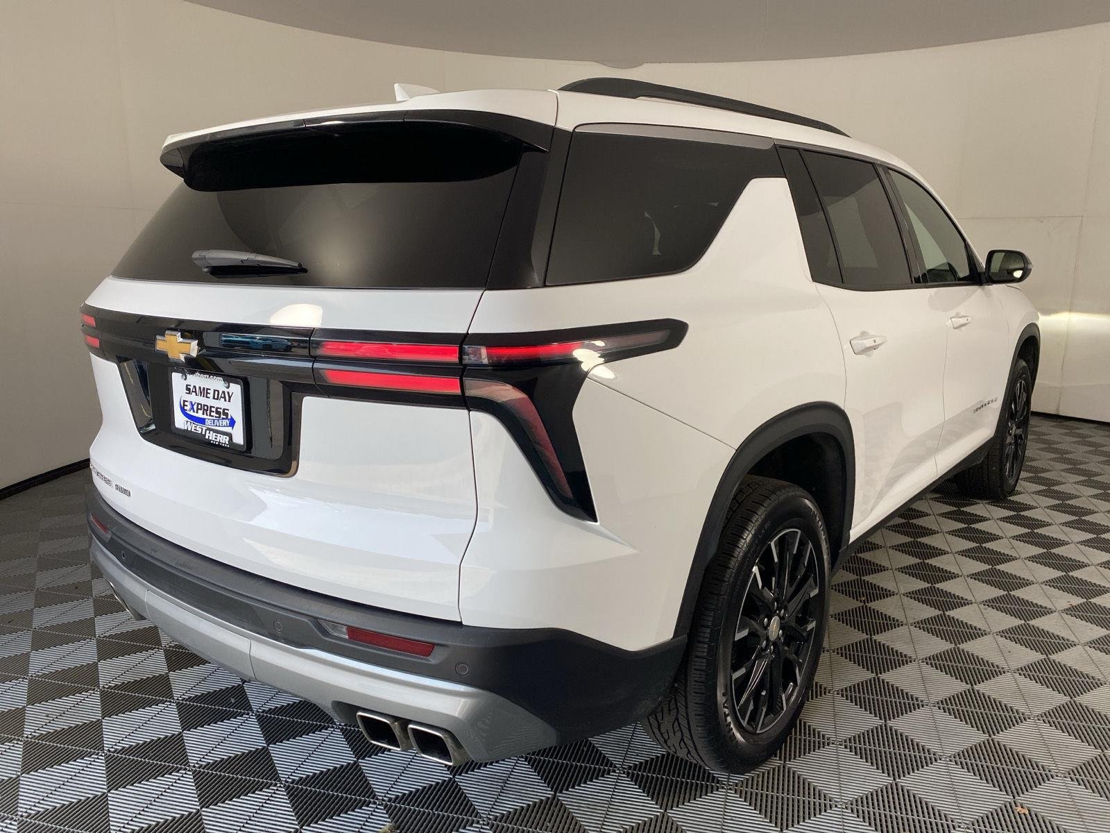 Used 2025 Summit White Chevrolet LT image 9