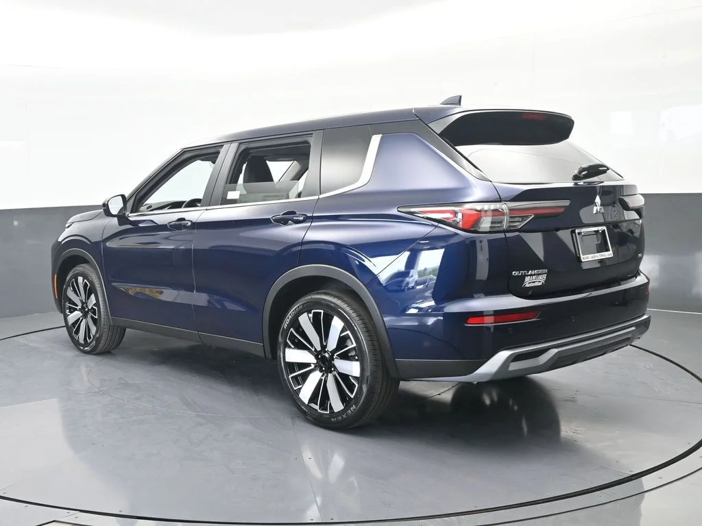 New 2026 Cosmic Blue Metallic Mitsubishi SE image 4