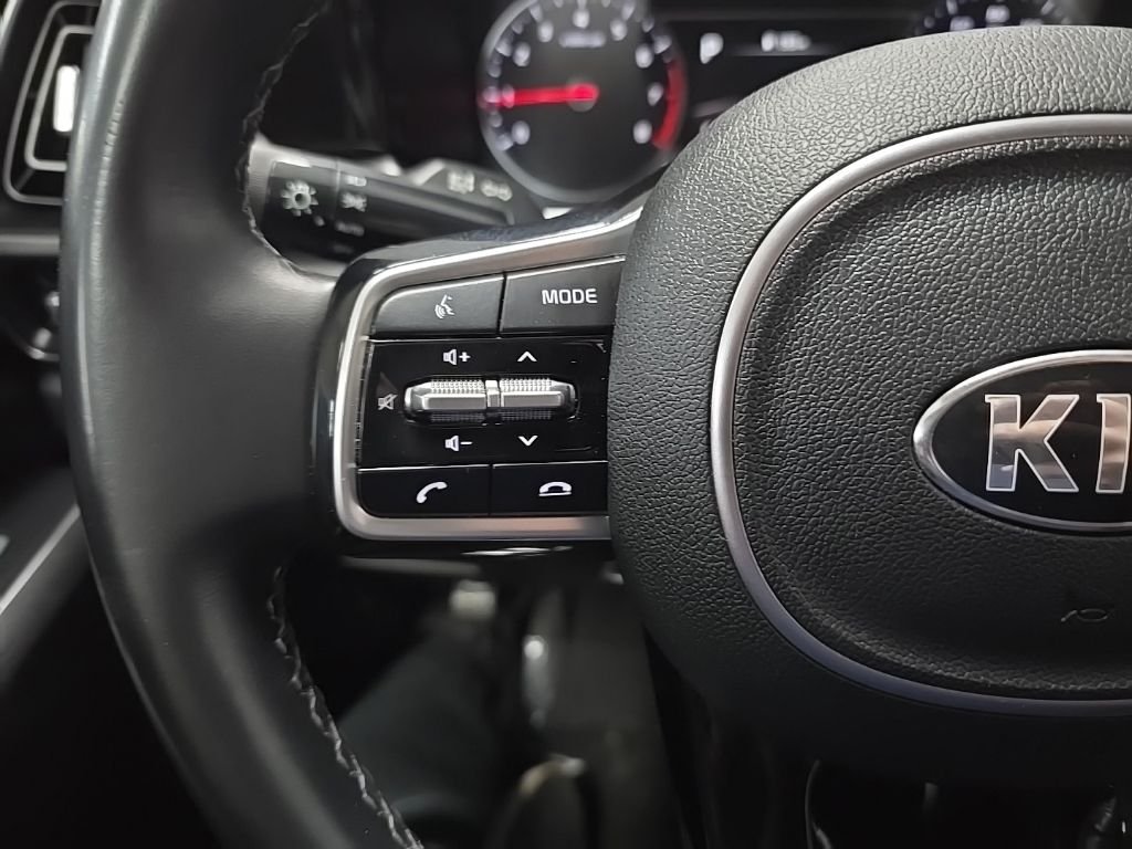 Used 2021 White Kia S image 19