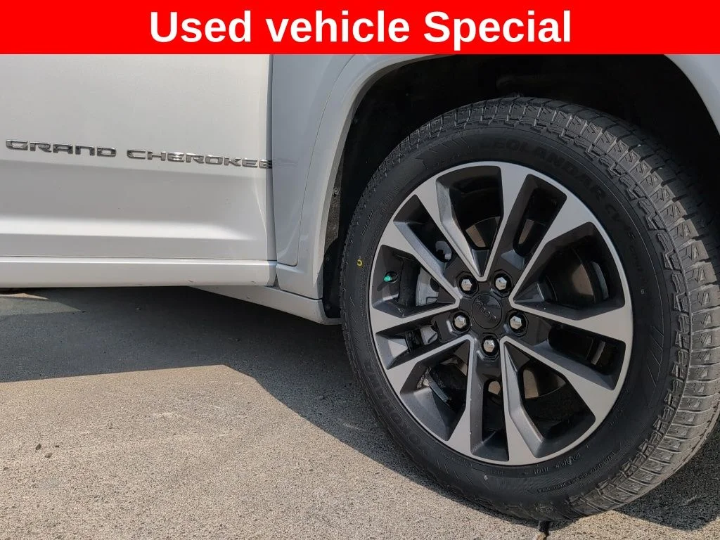 Used 2022 Silver Jeep Overland image 33