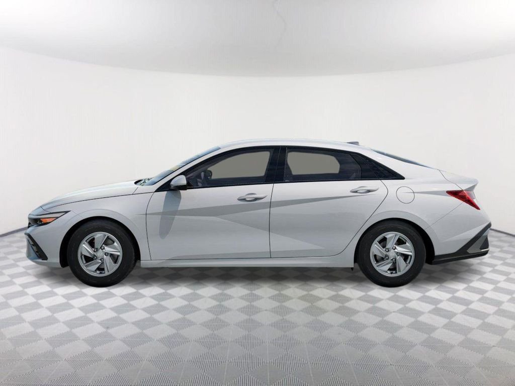New 2026 White Hyundai SE image 3