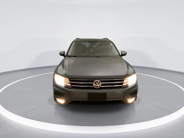 Used 2018 Gray Volkswagen 2.0T SEL image 9