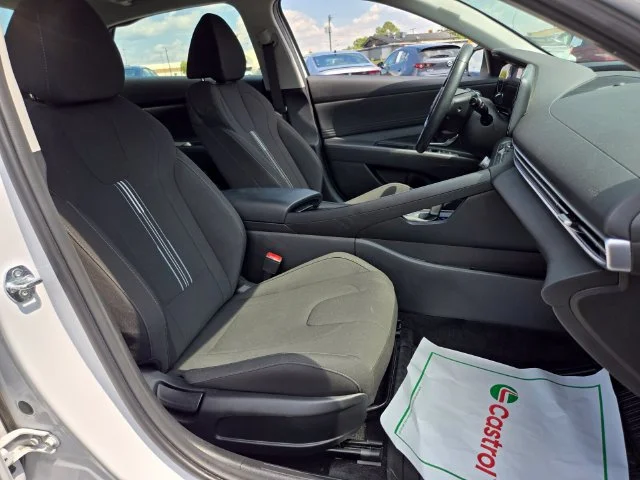 Used 2025 White Hyundai SEL Convenience image 20