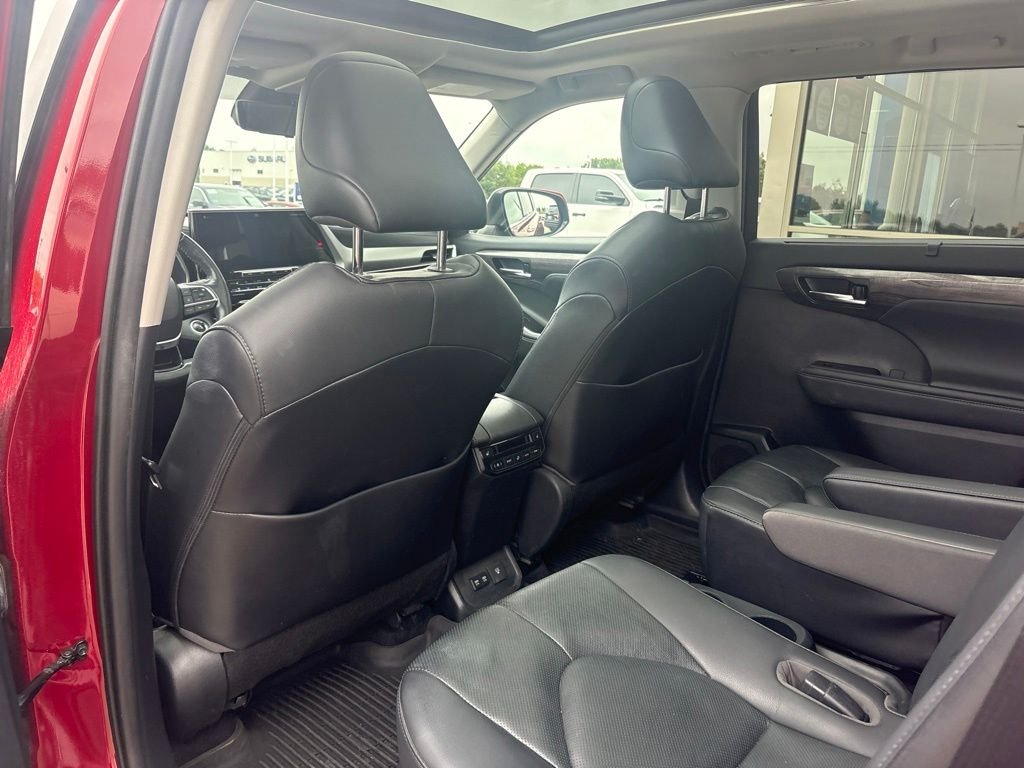 Used 2020 Pearl Toyota Platinum image 40