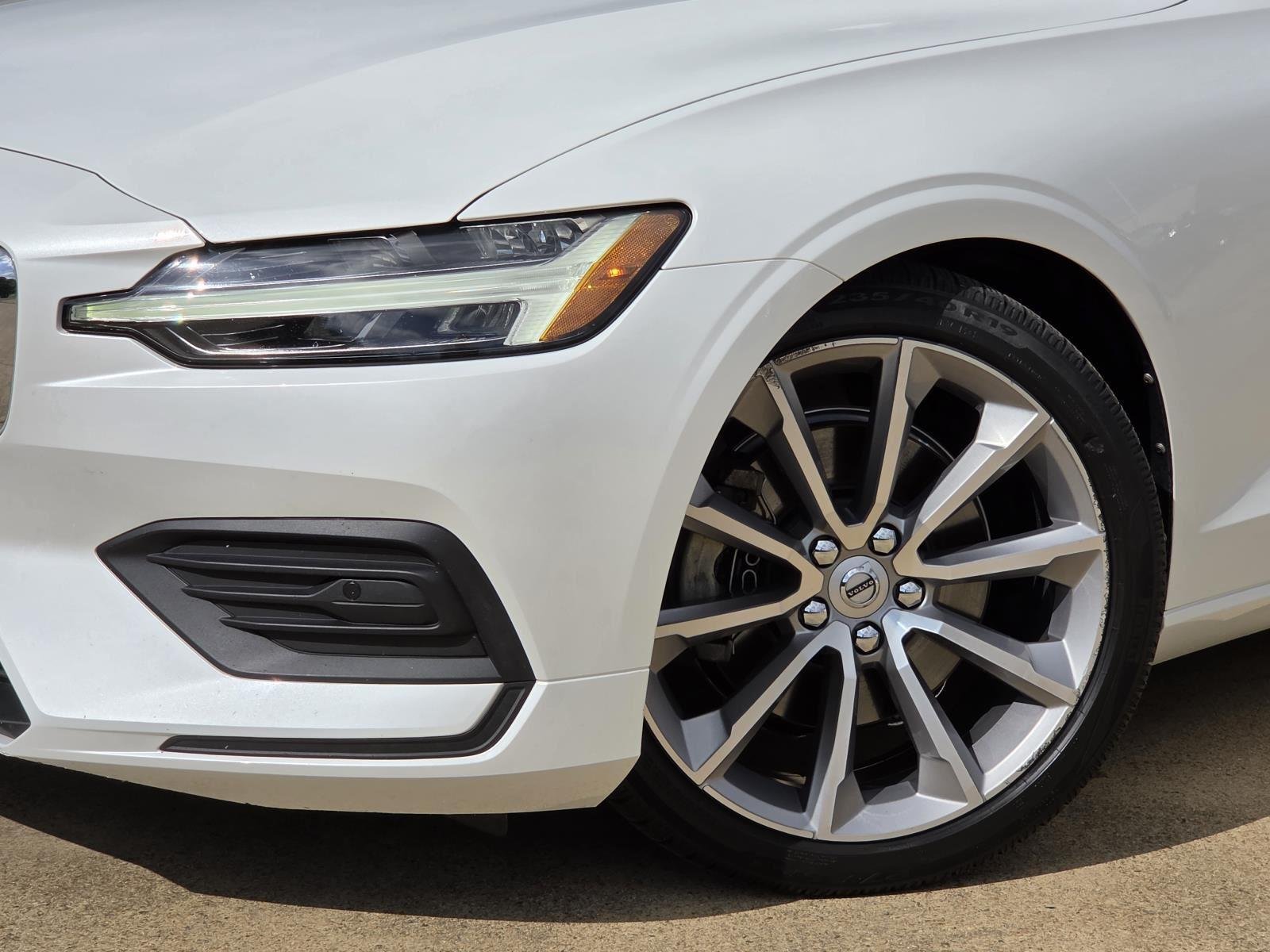 Used 2019 Crystal White Pearl Metallic Volvo Momentum image 7