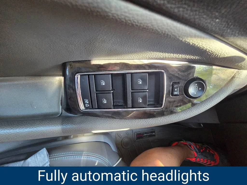 Used 2014 White Diamond Tricoat Chevrolet LT image 23