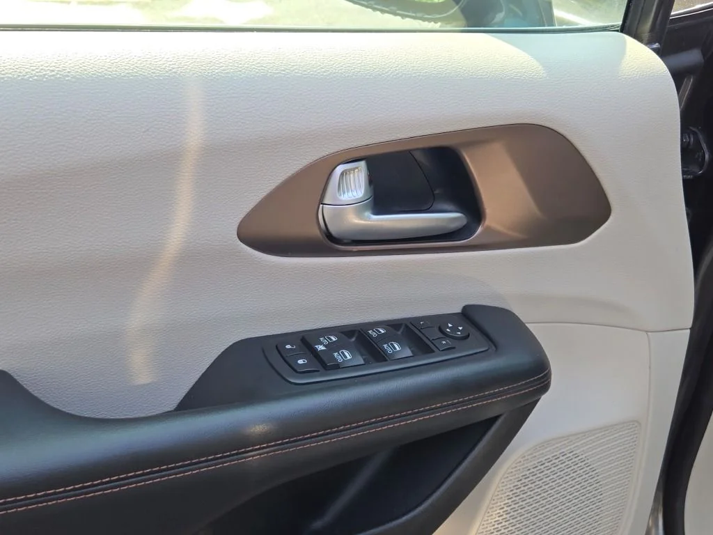 Used 2018 Gray Chrysler Touring L Plus image 21