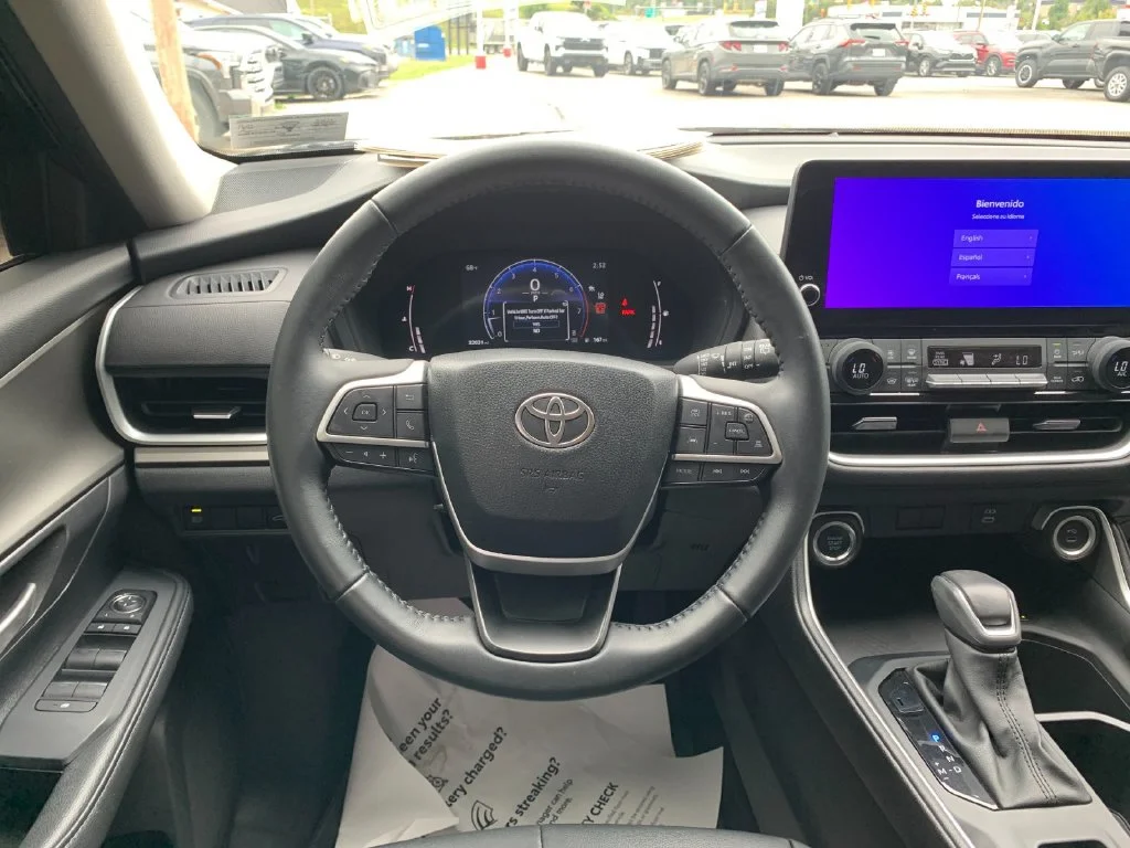 Used 2025  Toyota XLE image 17