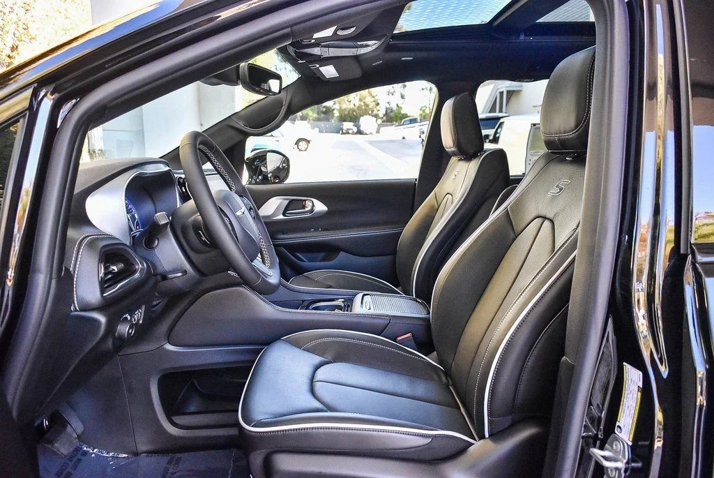New 2026 Diamond Black Crystal Pearl-Coat Exterior Paint Chrysler Limited image 12