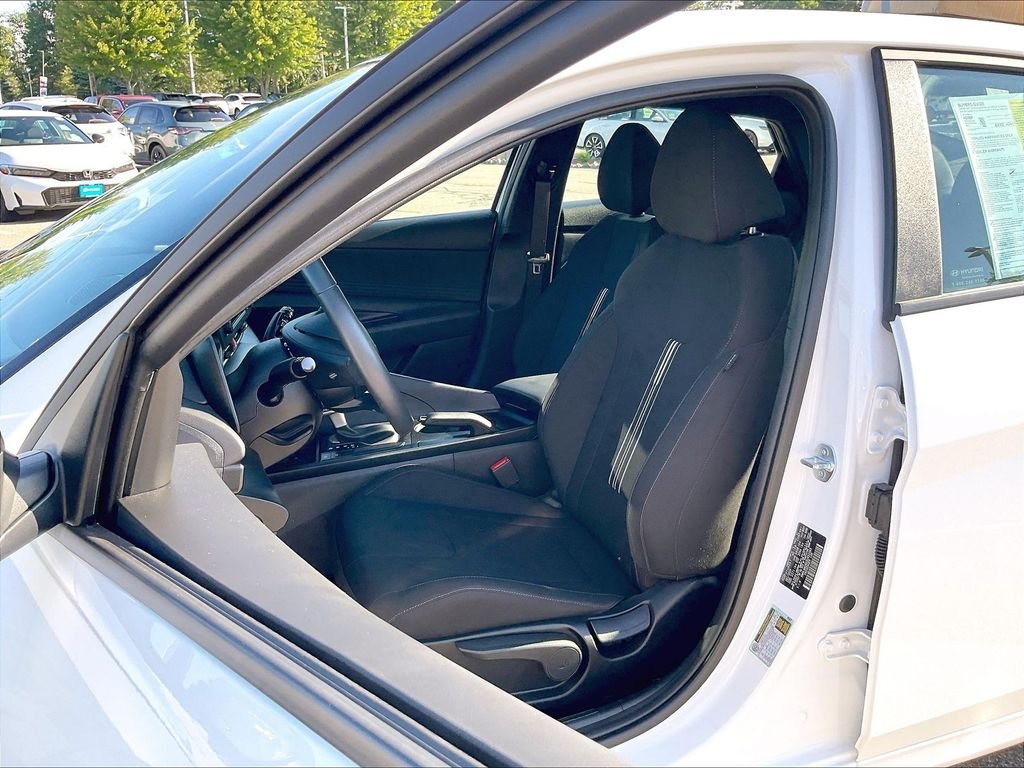 Used 2025 White Hyundai SEL Sport image 10