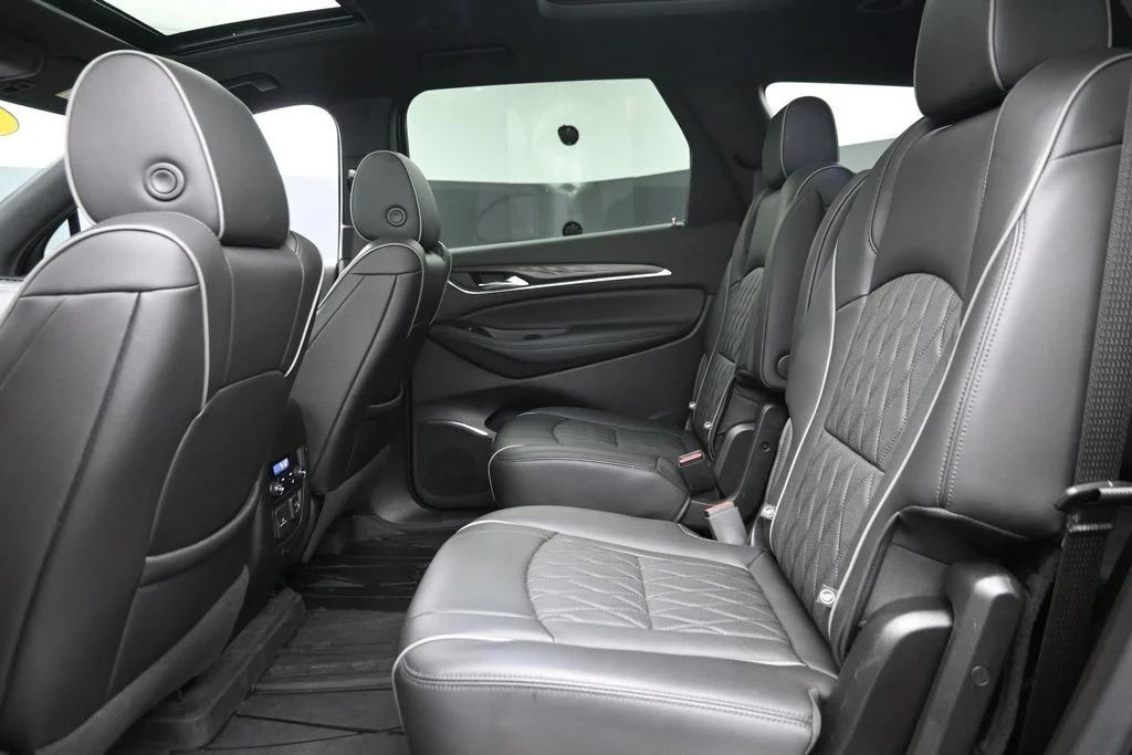 Used 2022 Black Buick Avenir image 14