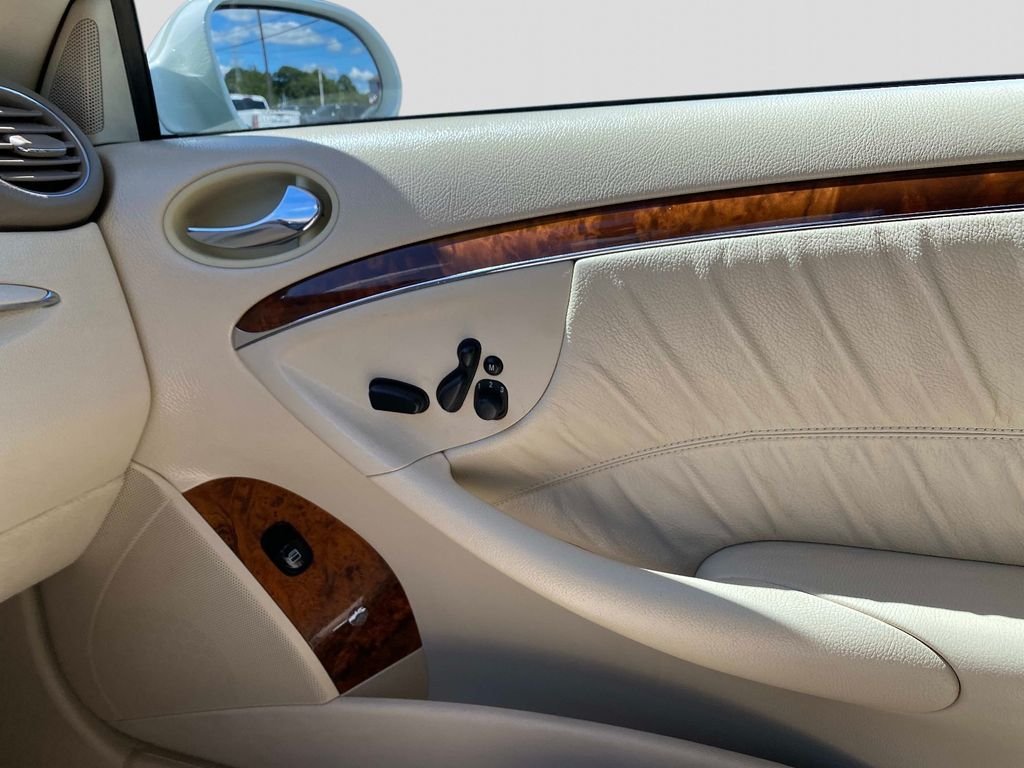 Used 2008 White Mercedes-Benz CLK 350 image 30