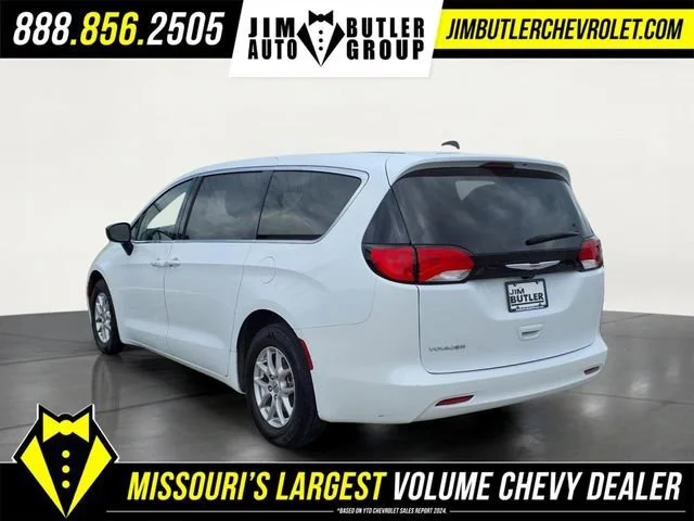 Used 2024  Chrysler LX image 2