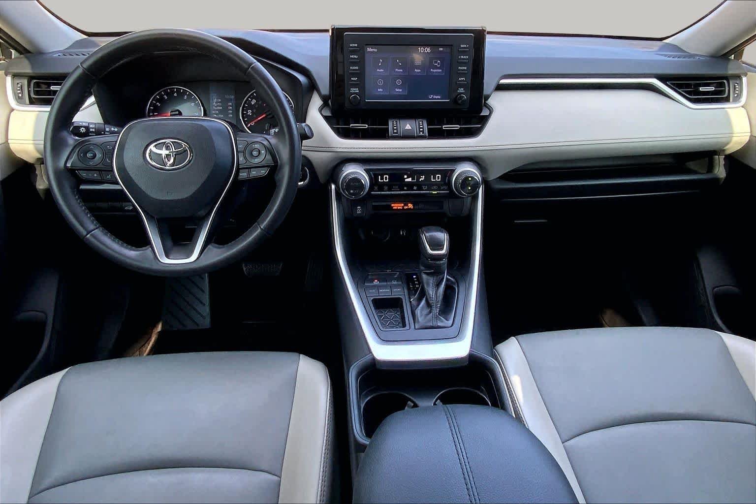 Used 2019 Lunar Rock Toyota XLE Premium image 16
