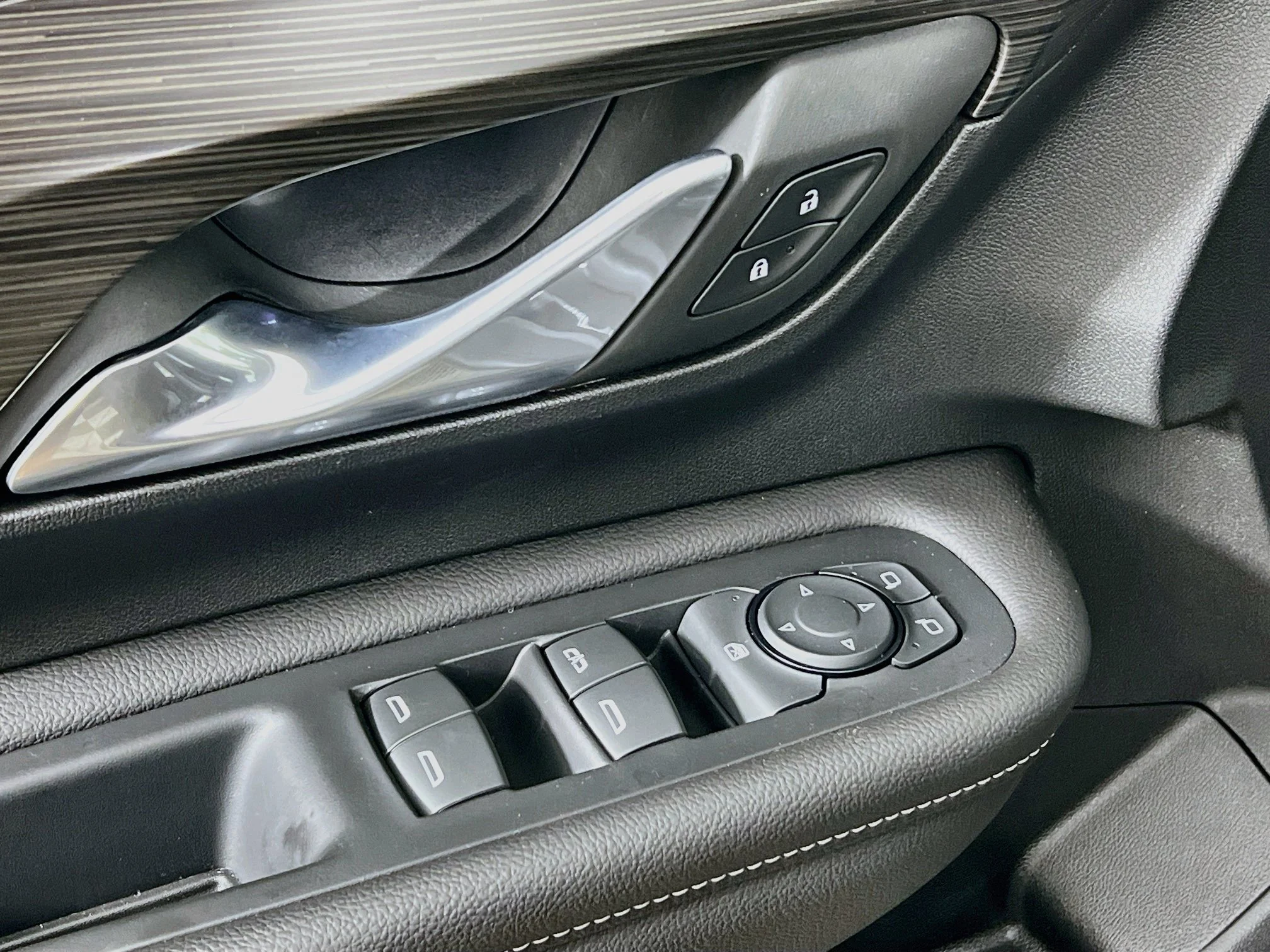 Used 2023 Ebony Twilight Metallic GMC SLE image 9