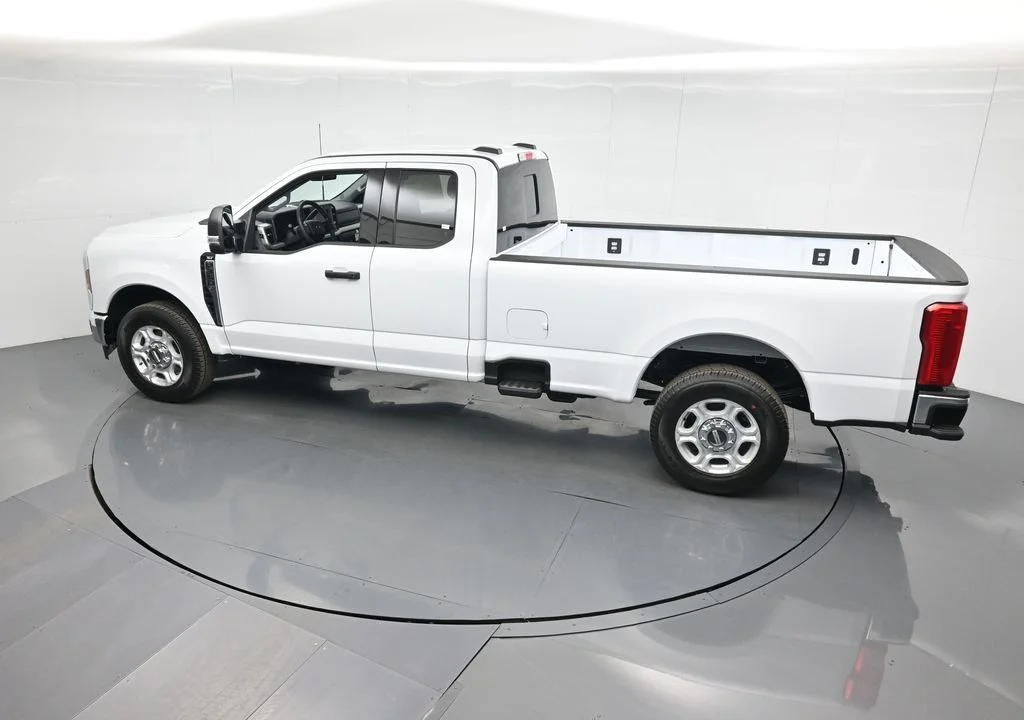 New 2026 Oxford White Ford XLT image 39