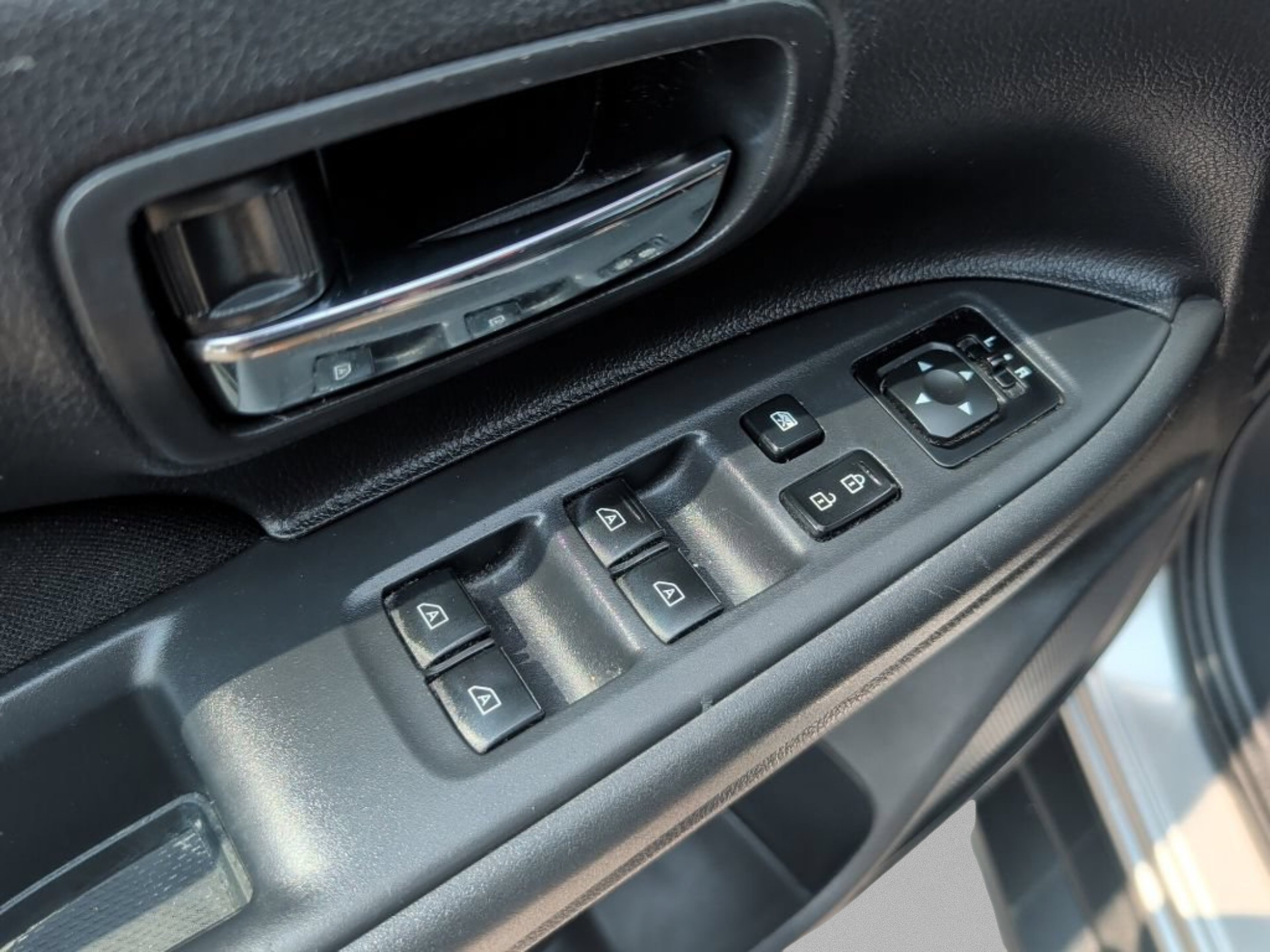 Used 2019 Silver Mitsubishi ES image 15