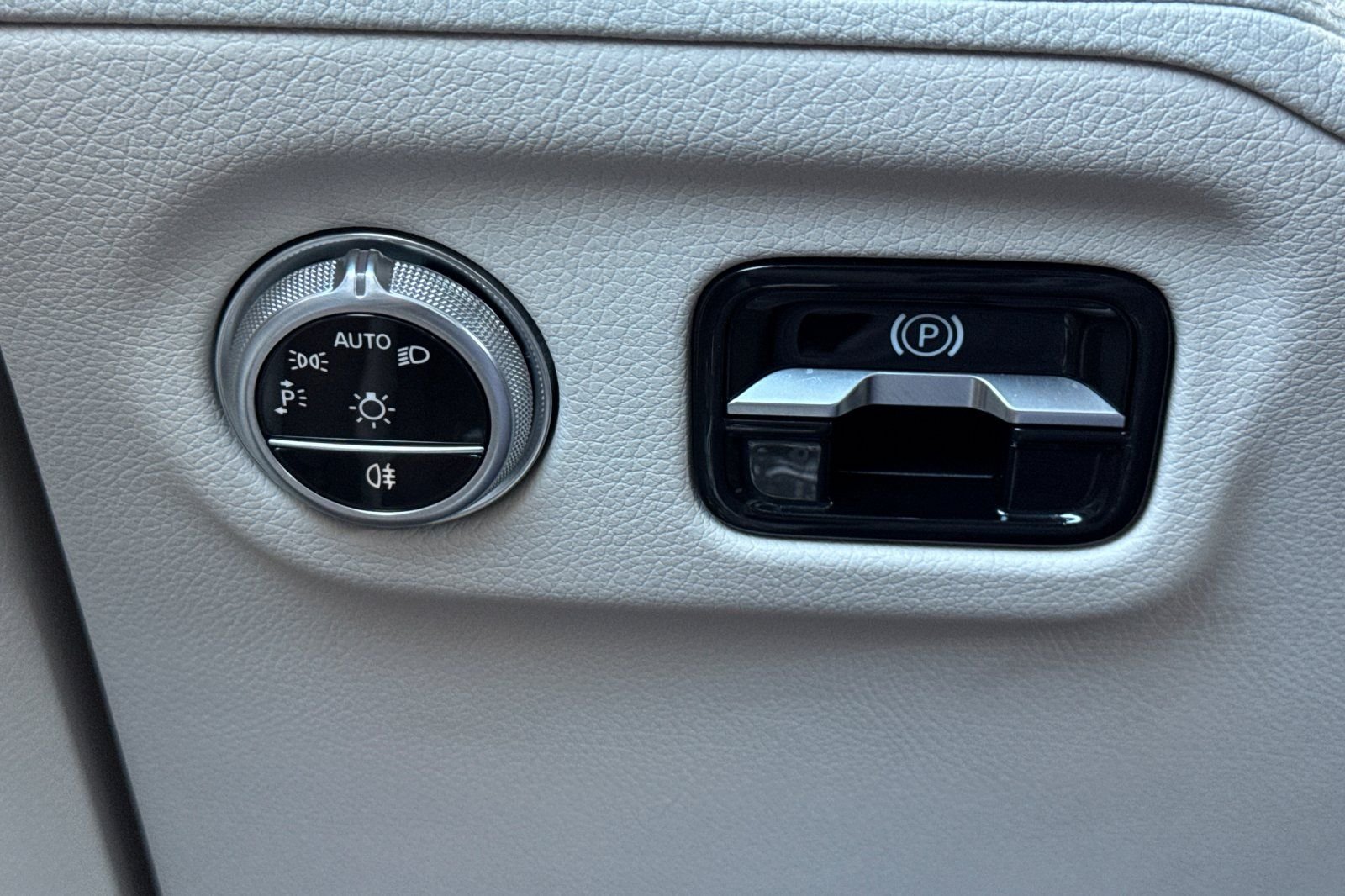 Certified Used 2024 White Mercedes-Benz 450 image 31