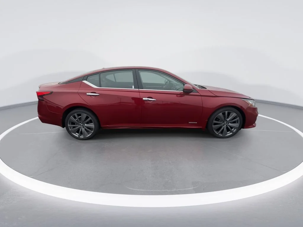 Used 2019 Red Nissan 2.5 Platinum image 9