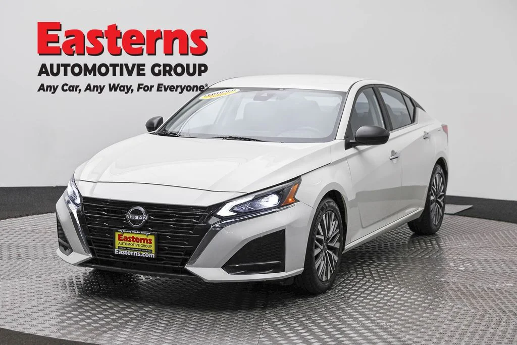Used 2025 White Nissan 2.5 SV image 1