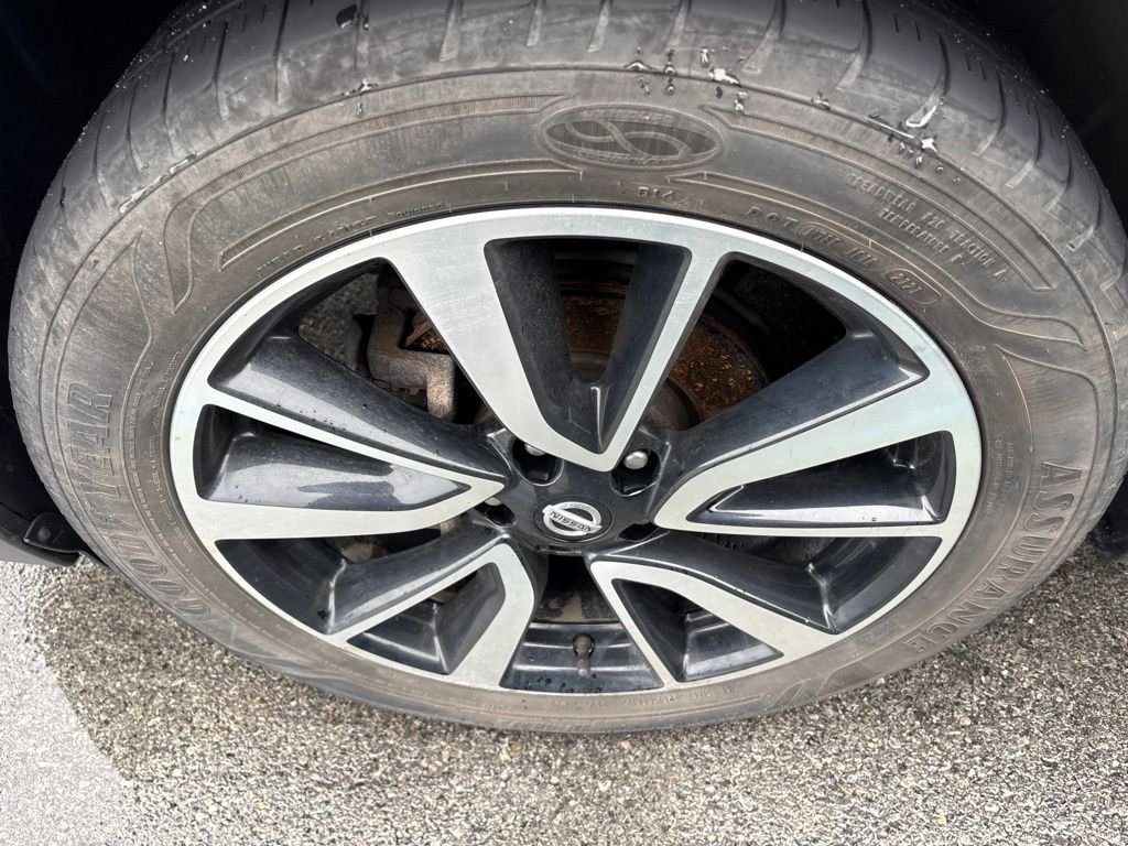 Used 2019 Green Nissan SL image 4