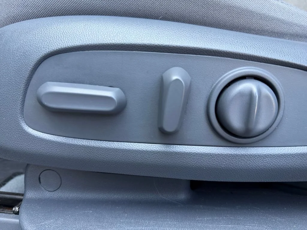 Used 2019 SUMMIT WHITE Chevrolet  image 30