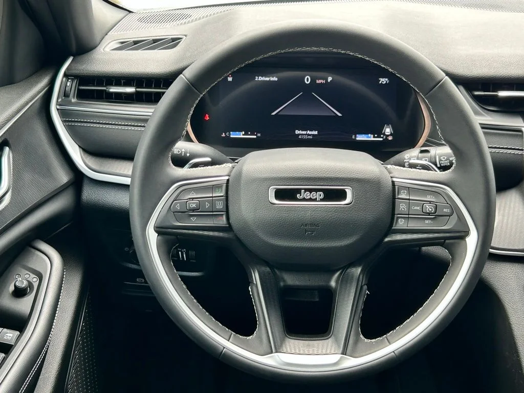 Used 2025 White/off-white Jeep Laredo image 11