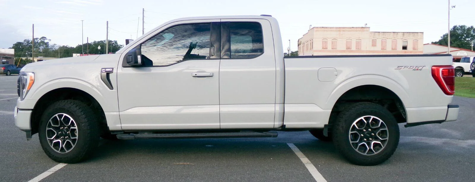 Used 2023 Avalanche Gray Ford XLT image 2
