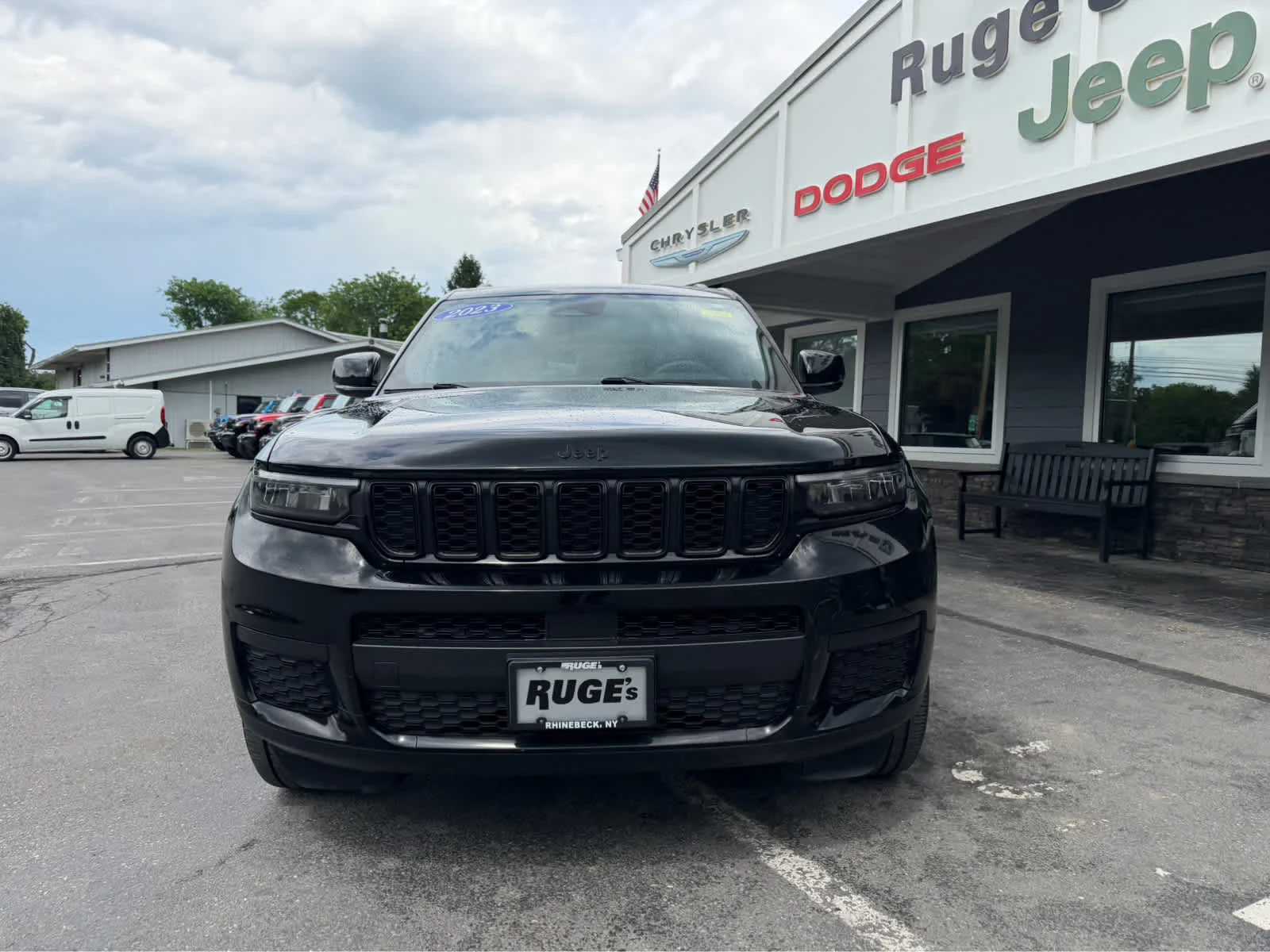 Used 2023 Diamond Black Crystal Pearlcoat Jeep Altitude image 2