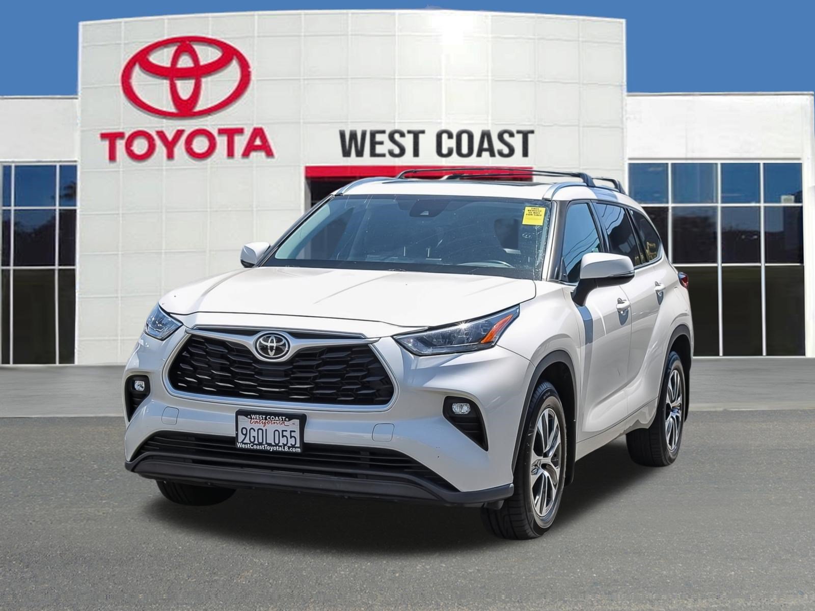 Used 2020 Blizzard Pearl Toyota XLE image 1
