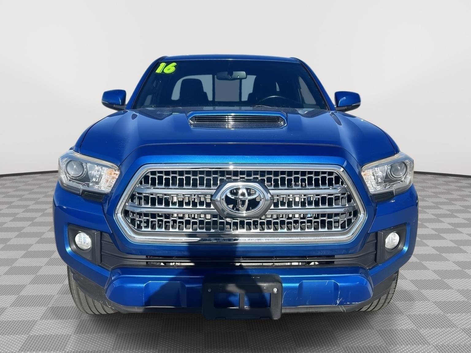 Used 2016 Toyota Tacoma TRD Sport with VIN 5TFSZ5AN3GX005331 for sale in Kansas City