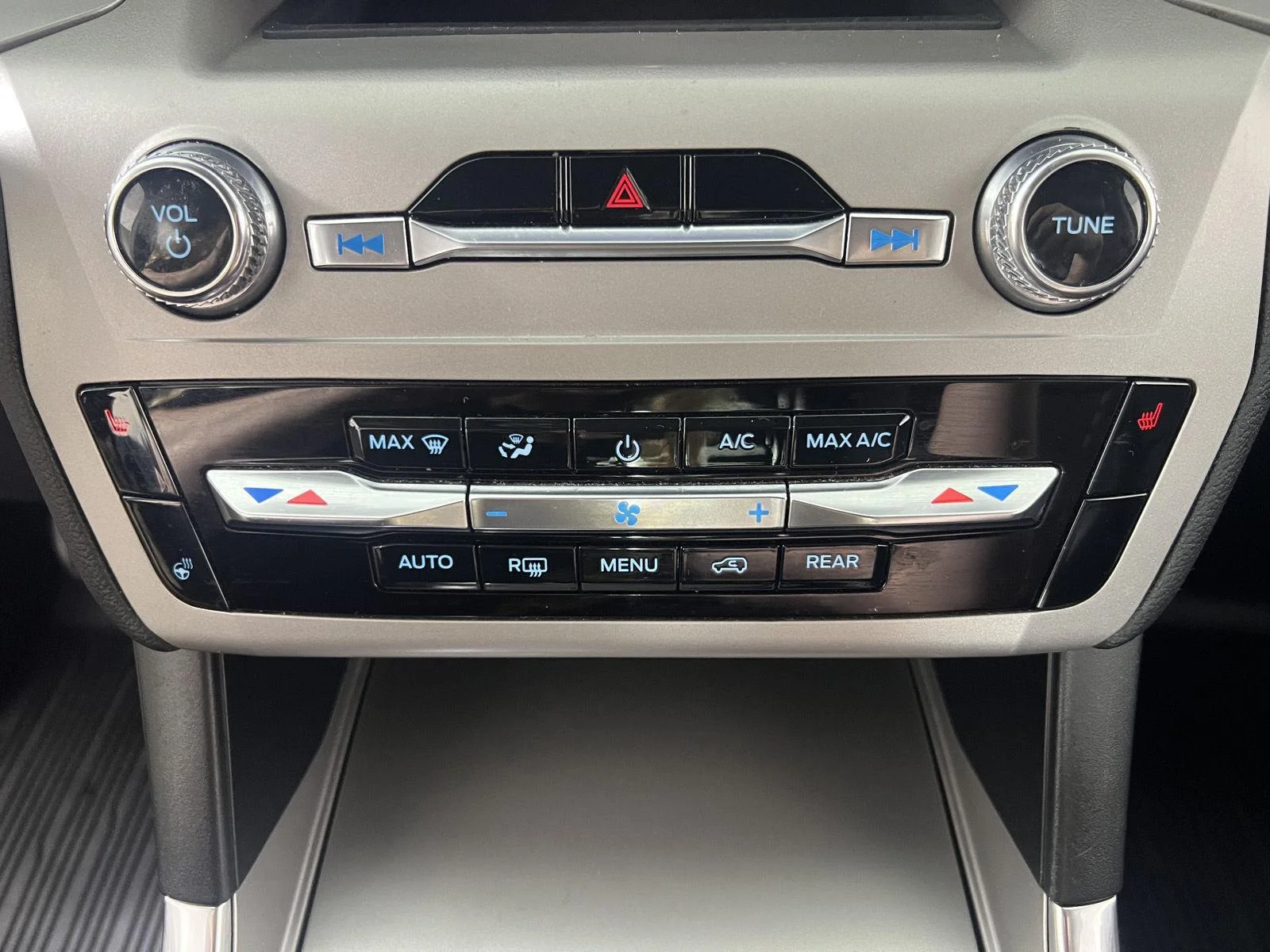 Used 2023 Iconic Silver Ford XLT image 19