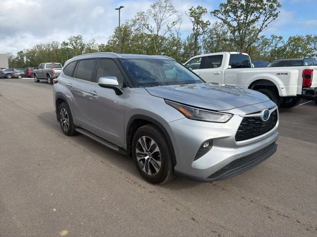 Used 2023 Silver Toyota XLE image 4