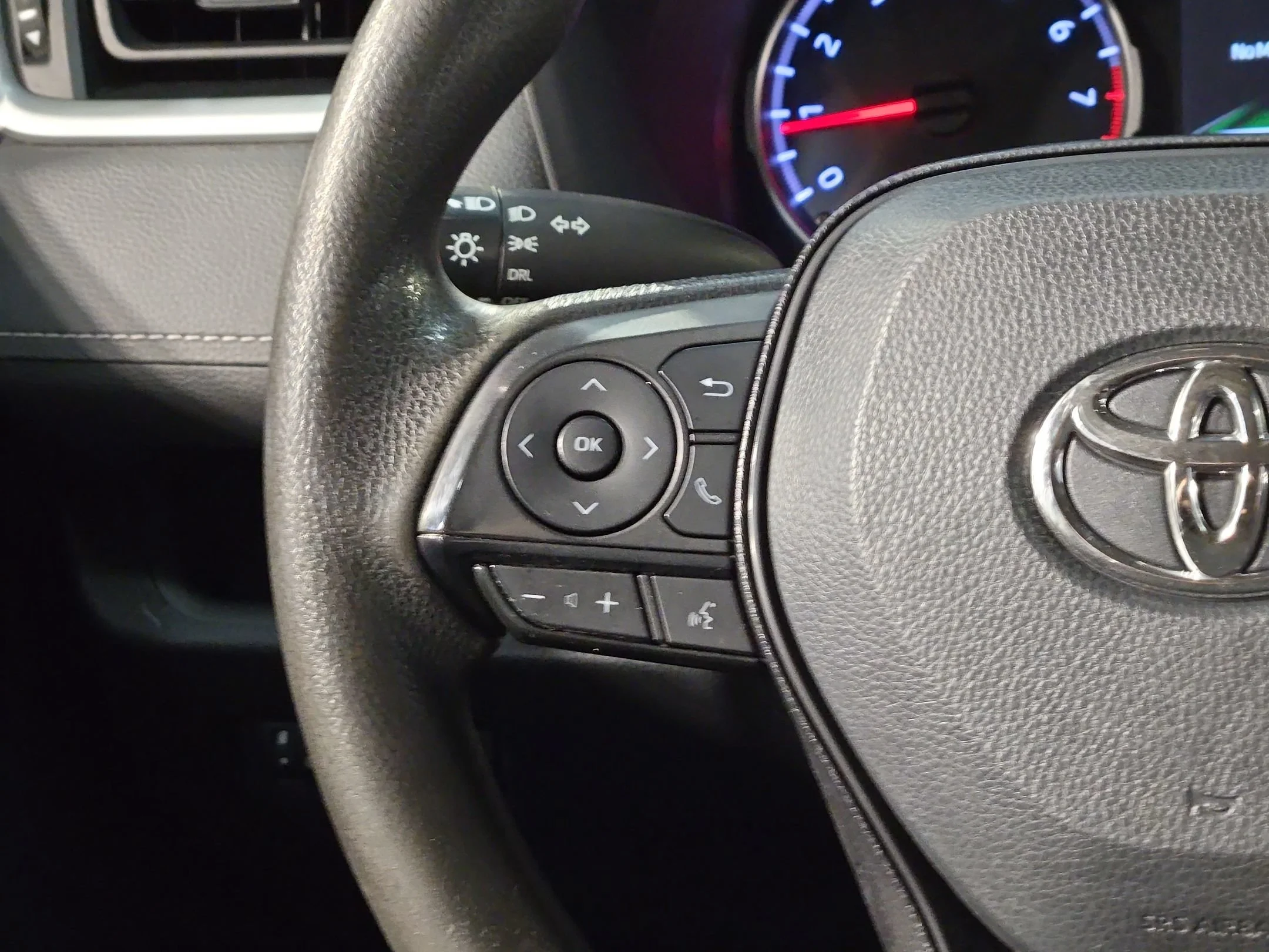 Used 2022 White Toyota LE image 26