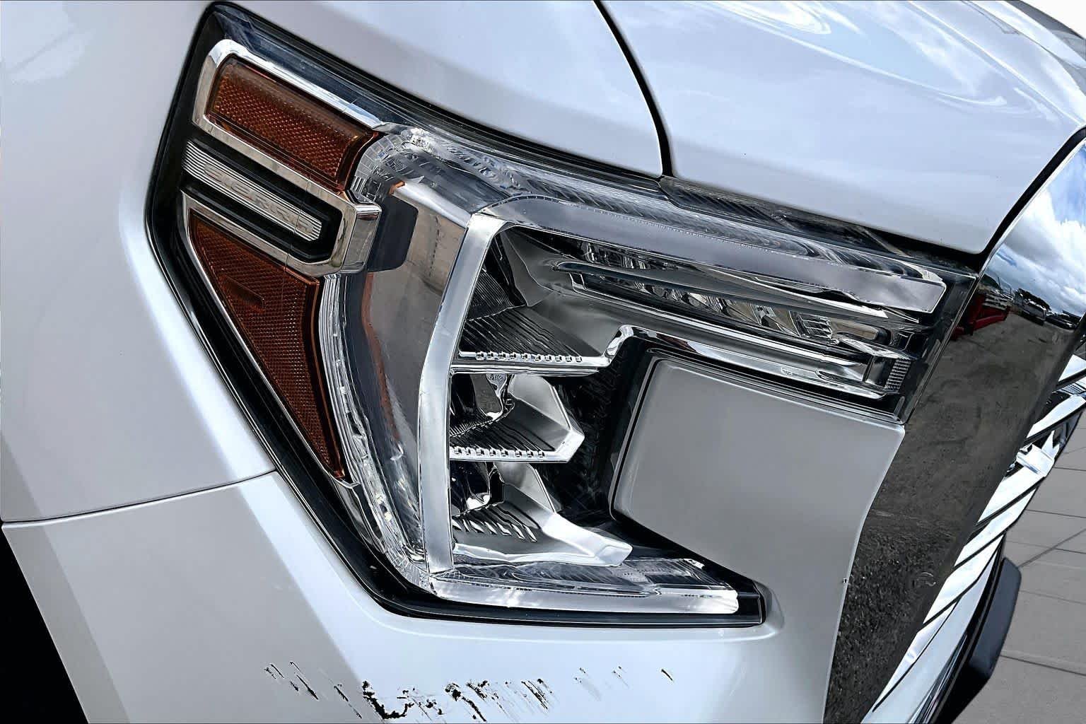 Used 2021 White Frost Tricoat GMC SLT image 28