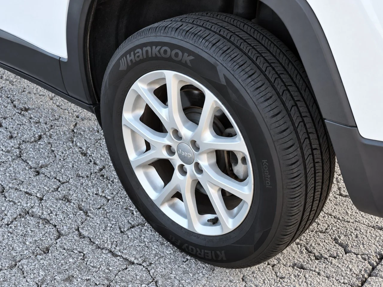 Used 2016 Bright White Jeep Latitude FWD image 11