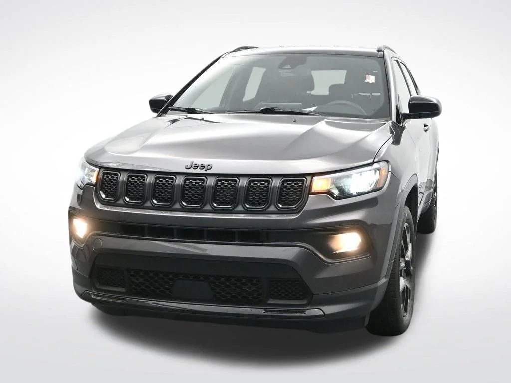 Used 2024  Jeep Latitude image 2