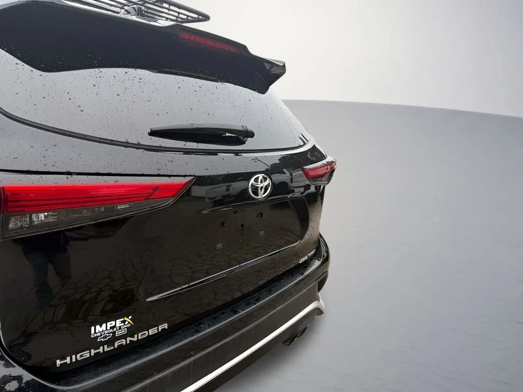 Used 2023  Toyota L image 35