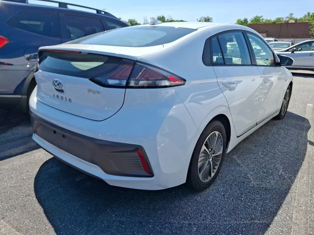 Used 2020 White Hyundai SE image 10