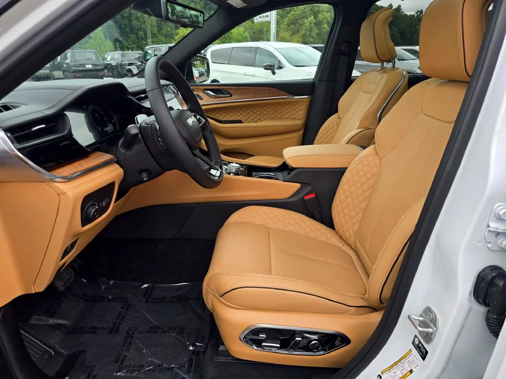 New 2027 White/off-white Jeep Summit image 4