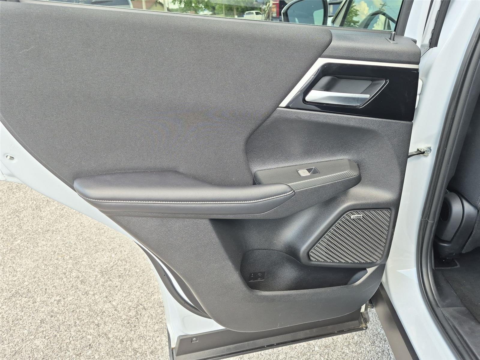 Used 2025 White Diamond Mitsubishi ES image 32