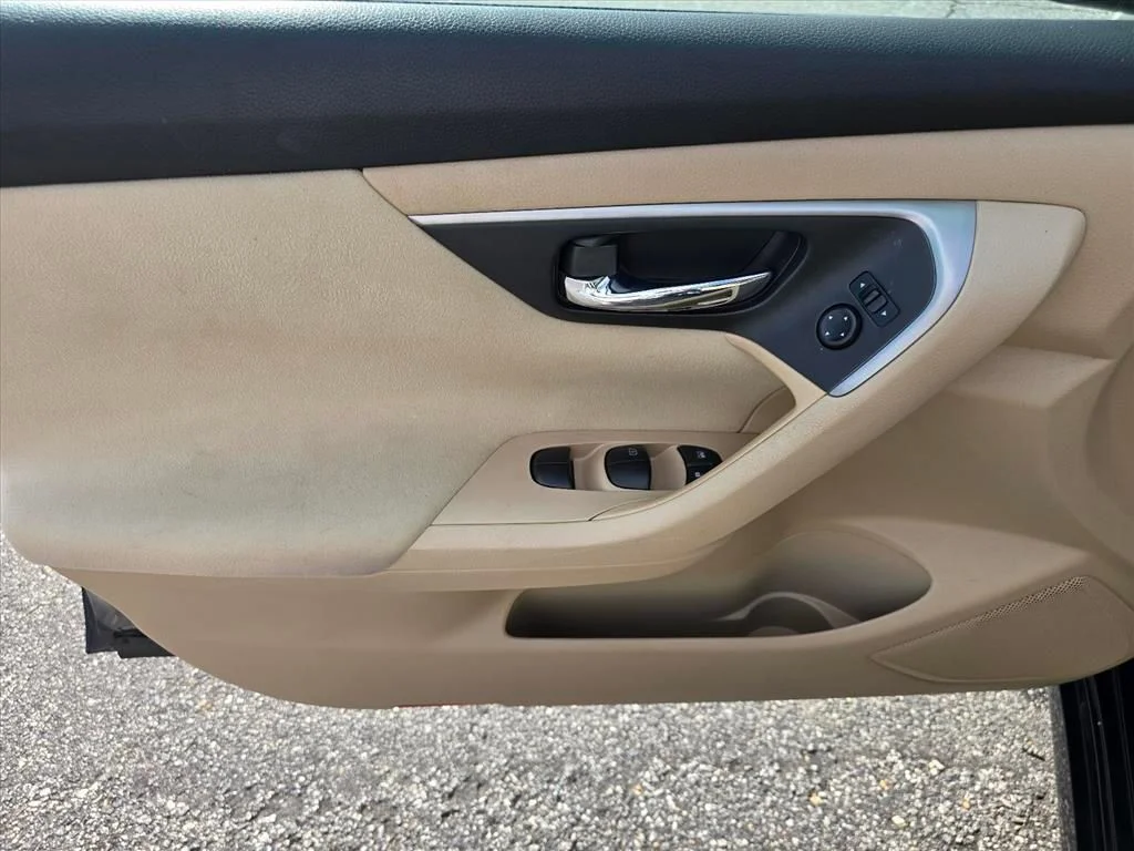 Used 2015 Blue Nissan 2.5 S image 9