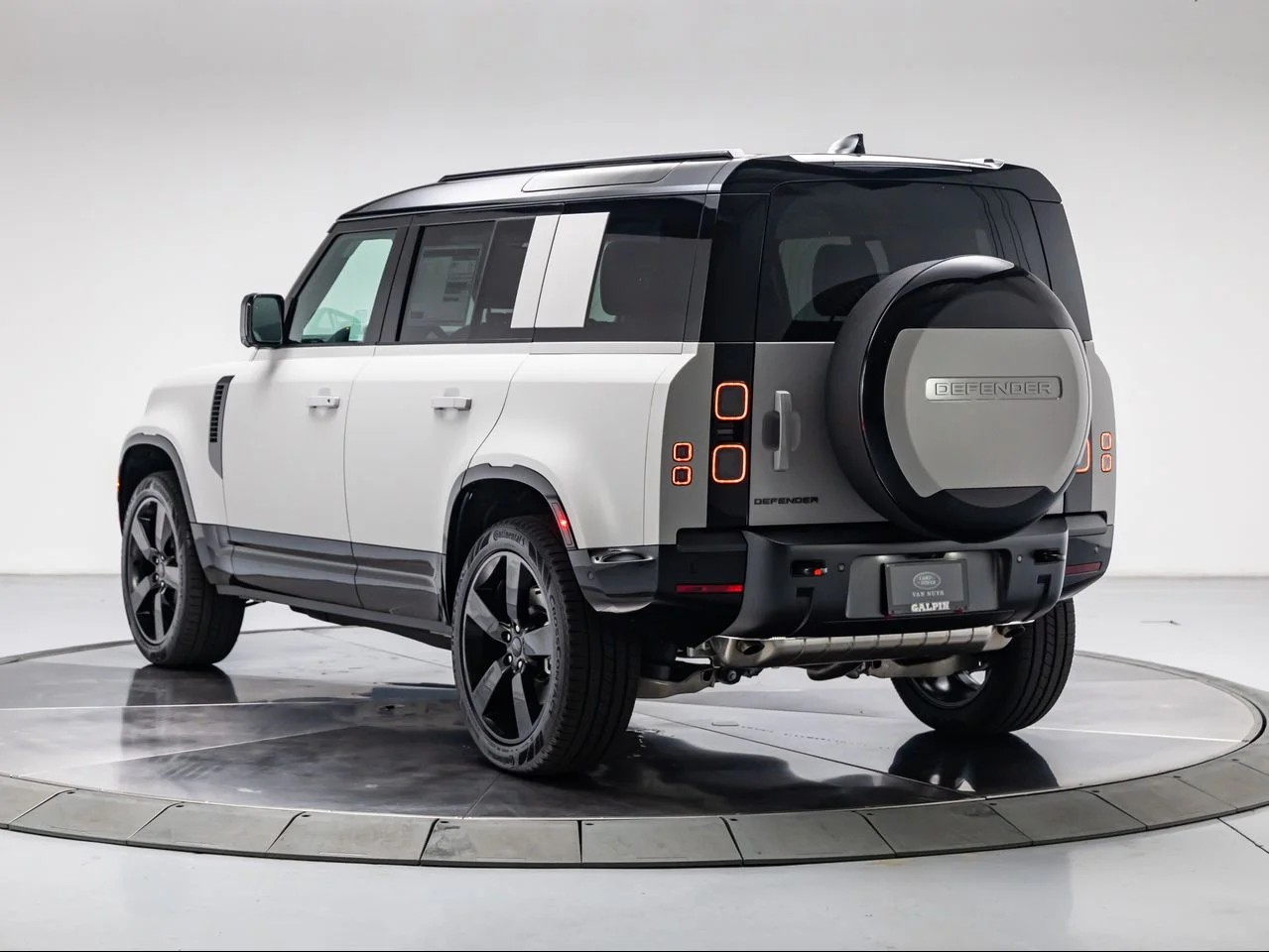 New 2026 Borasco Grey Land Rover P400 X-Dynamic SE image 3