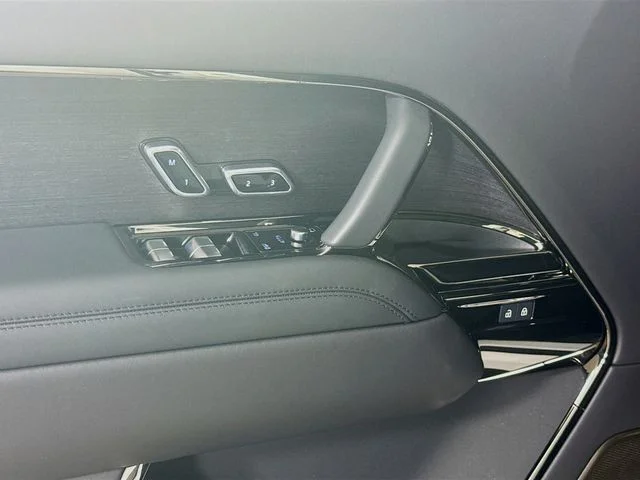 New 2026 Ostuni Pearl White Land Rover SV Signature Suite image 20
