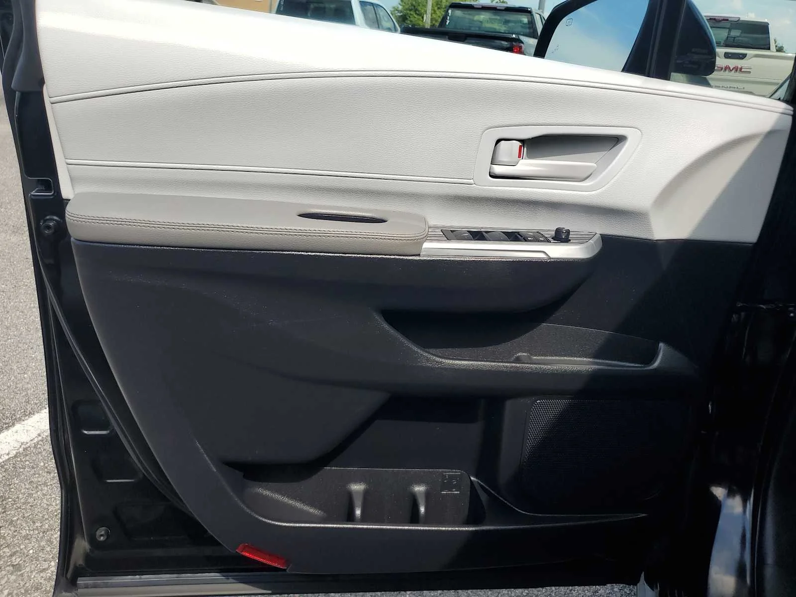 Used 2025  Toyota LE image 21