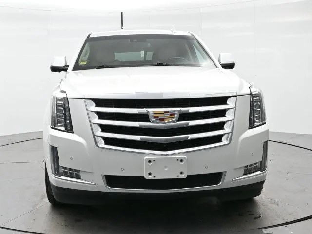 Used 2018 CRYSTAL WHITE TRICOAT Cadillac Luxury image 2