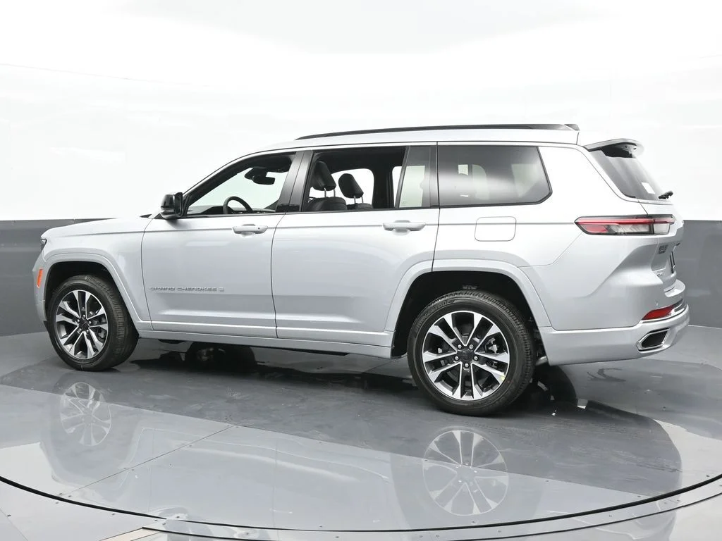 Used 2024 Silver Zynith Jeep Overland image 3