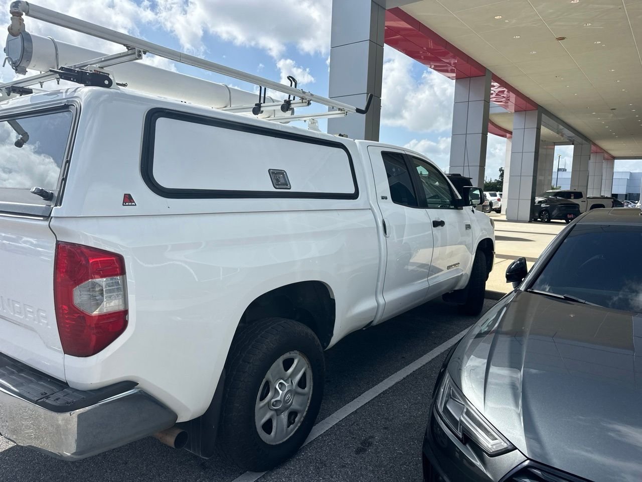 Used 2018 White Toyota SR5 image 4
